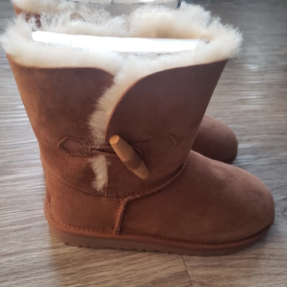 UGG Shoes - NIB UGG BAILEY BUTTON (size 6.5 women)